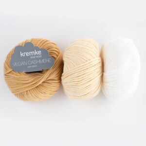 Fehér, selymes Kremke Vegan Cashmere fonal – vegán, 100% pamutból, érzékeny bőrre is ideális.